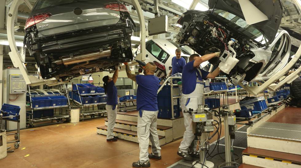 Trabalhos de montagem na fábrica da Volkswagen em Wolfsburg.