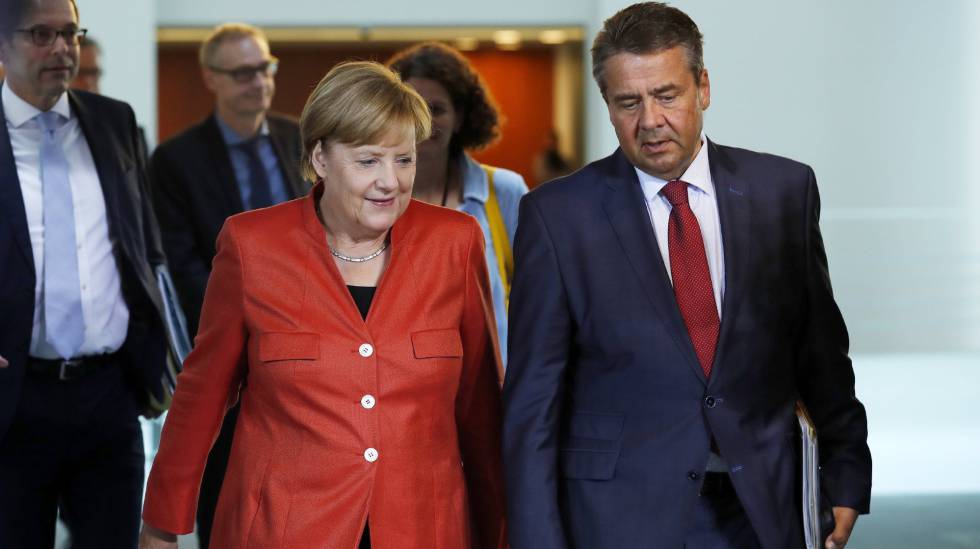 La canciller alemana, Angela Merkel y el ministro de Exteriores, Sigmar Gabriel, tras la reunión sobre la contaminación en Berlín.