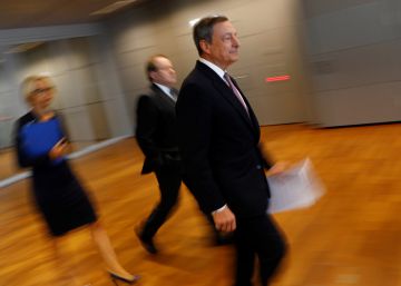 Mario Draghi llega a la rueda de prensa del BCE en Fr&aacute;ncfort