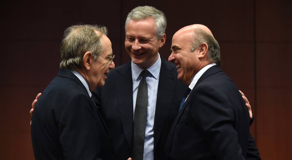 Los ministros de Finanzas de Italia, Francia y España charlan durante el último Eurogrupo del pasado julio