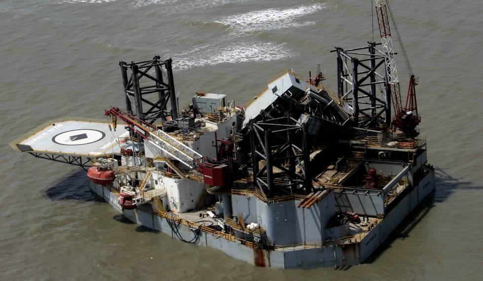 Una plataforma petrolífera encallada en la isla de Dauphin, Alabama, tras el paso del Katrina.