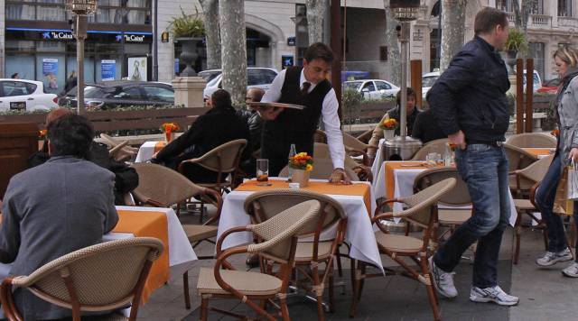 Un camarero atiende una terraza en Palma este jueves.