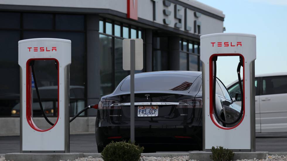 Un vehículo de Tesla en una estación para cargar las baterías