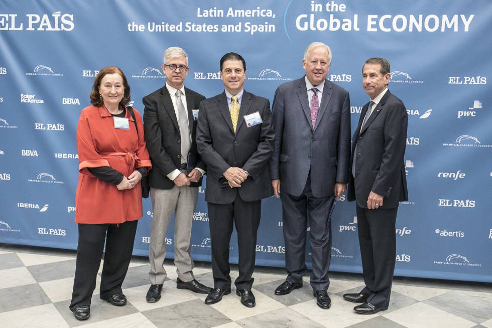 De izquierda a derecha, Petra Mateos (vicepresidenta de la Cámara de Comercio España-EEUU), Javier Moreno (PRISA), Gerónimo Gutiérrez (embajador de México en EE UU), Thomas Shannon (subsecretario de Asuntos Políticos del Departamento de Estado) y Alan D. Solomon (presidente de la Cámara de Comercio de Estados Unidos y España)