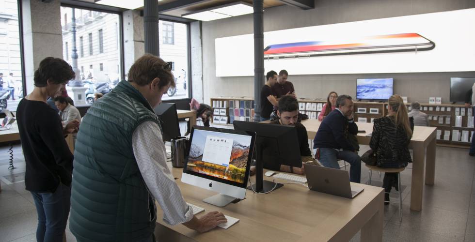 Imagen del domingo de la tienda de Apple en la Puerta del Sol, en Madrid.