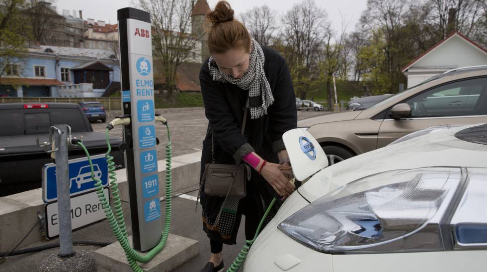 Usuaria de un coche eléctrico en Tallin, Estonia.