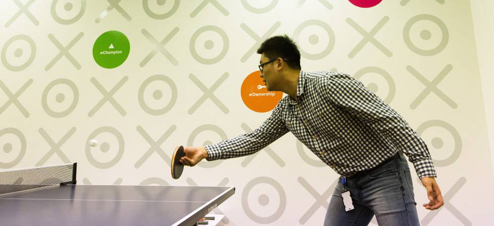 Ping-pong invisível que você joga sozinho é perfeito para anti-sociais