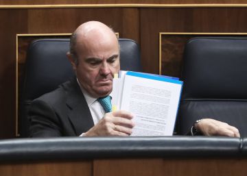 El ministro de Economía, Luis de Guindos, en el Congreso.