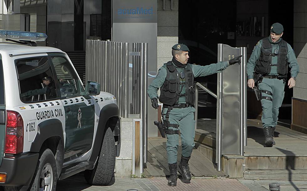 Agentes de la Guardia Civil registran la sede de Acuamed en enero del año pasado.