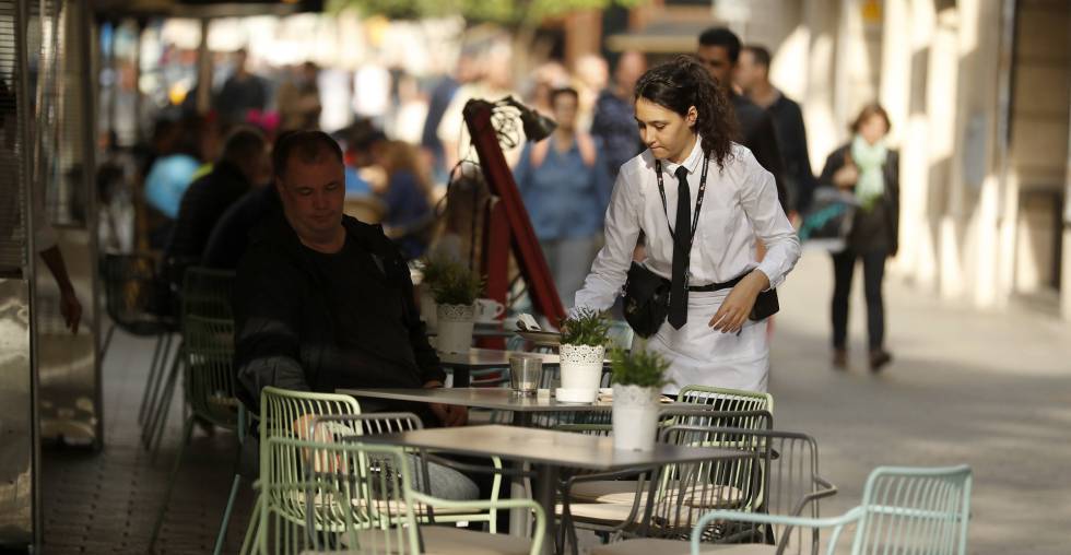 Una camarera, en Barcelona. La hostelería paga los sueldos más bajos. 