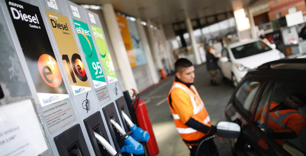 Un empleado echa gasolina en una estación de servicio en la carretera de Extremadura, en Madrid.