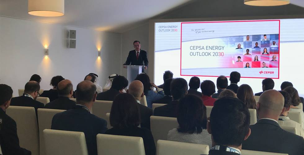 El vicepresidente ejecutivo de Cepsa, Pedro Miró, en la presentación en Abu Dabi de las perspectivas de la petrolera para 2030.