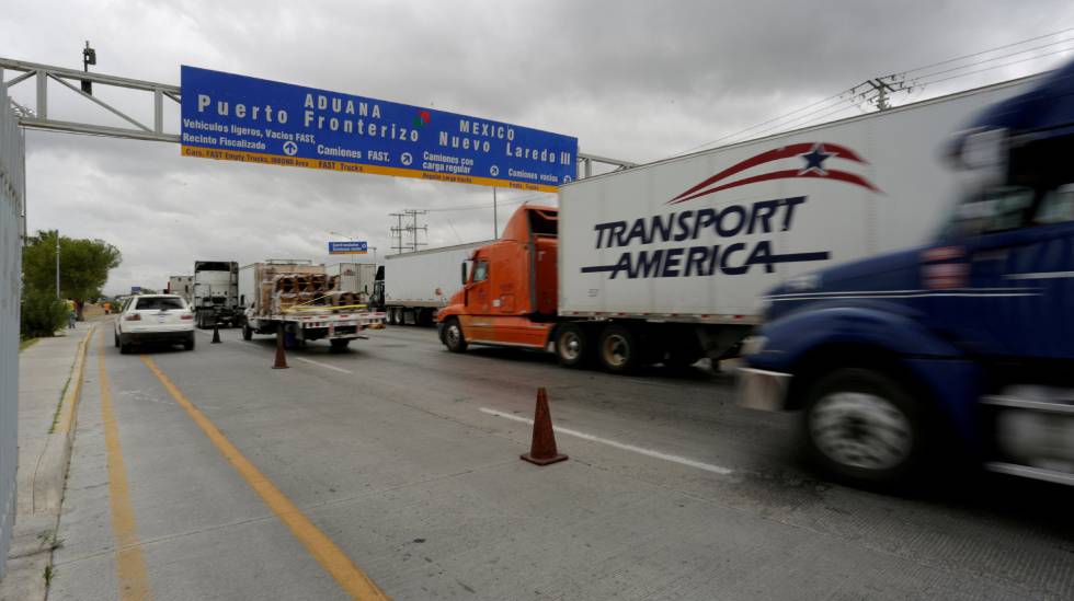Varios camiones cruzan la frontera entre México y EE UU.