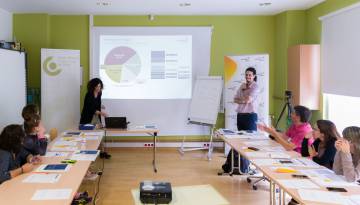 La Escuela proporciona herramientas a familias y trabajadores sociales para hacer frente a situaciones de vulnerabilidad.