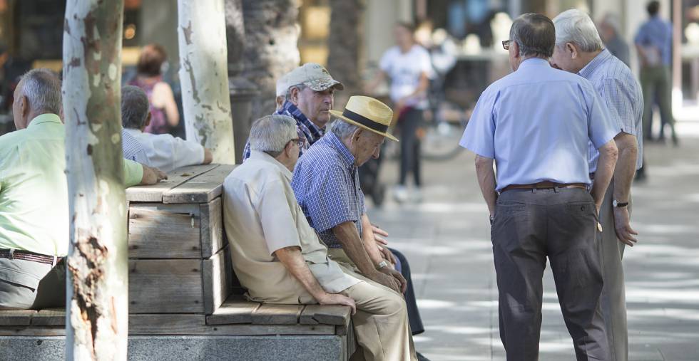 Un grupo de jubilados en la Plaza Nueva de Sevilla.