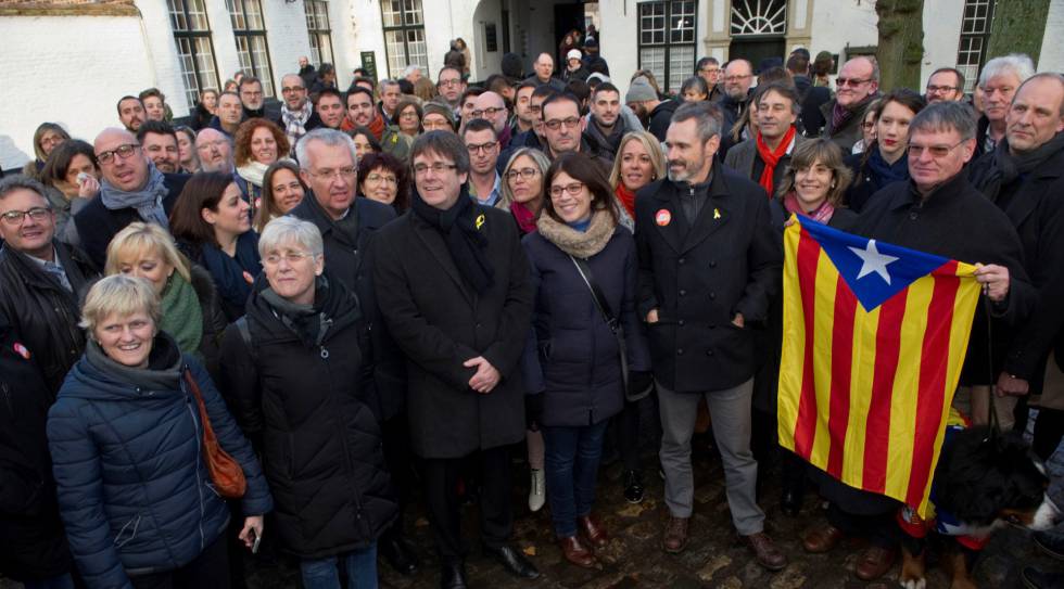 El expresidente de la Generalitat de Cataluña Carles Puigdemont (d), y candidatos de la lista Junts per Catalunya, recorren en el centro histórico de Brujas el pasado sábado.