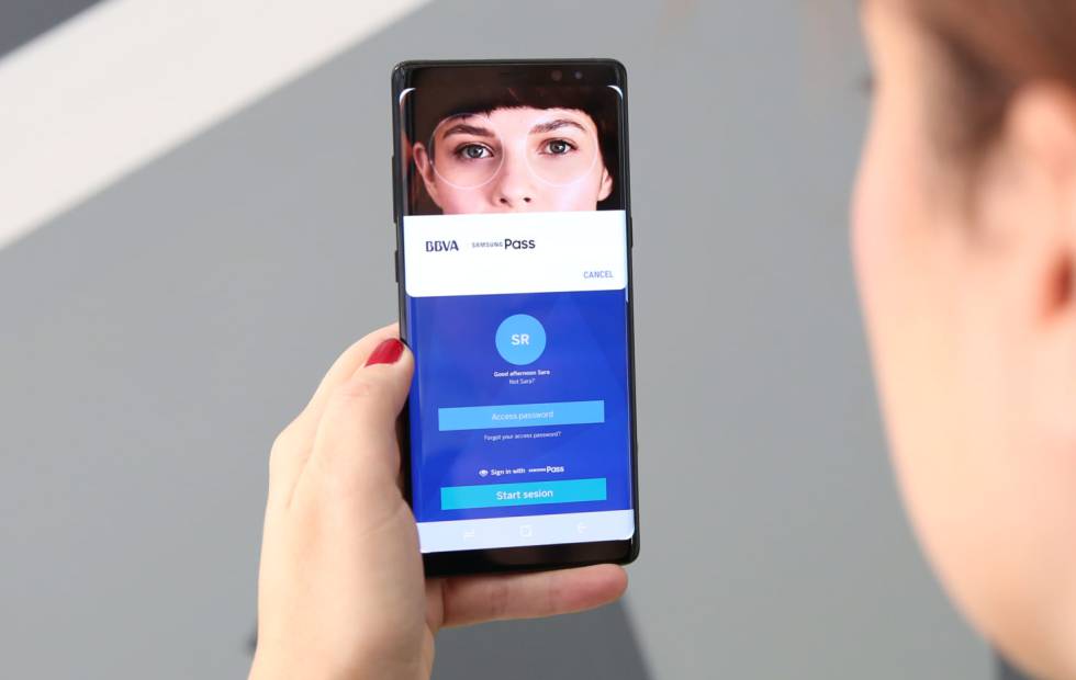 Acceso a la 'app' de BBVA con la identificación de iris de Samsung.