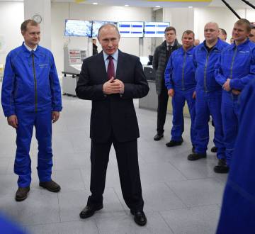Putin, con trabajadores de Yamal LNG
