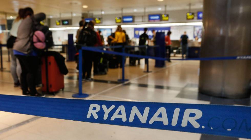 Viajeros en los mostradores de facturación de Ryanair en Barajas.