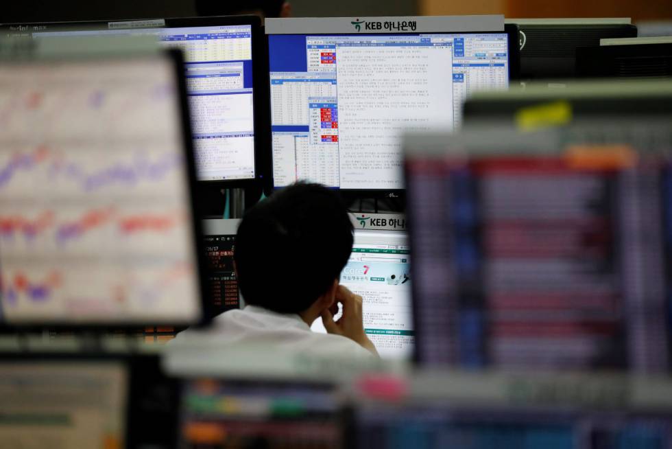 Un analista de la Bolsa de Seúl mira las pantallas de cotización