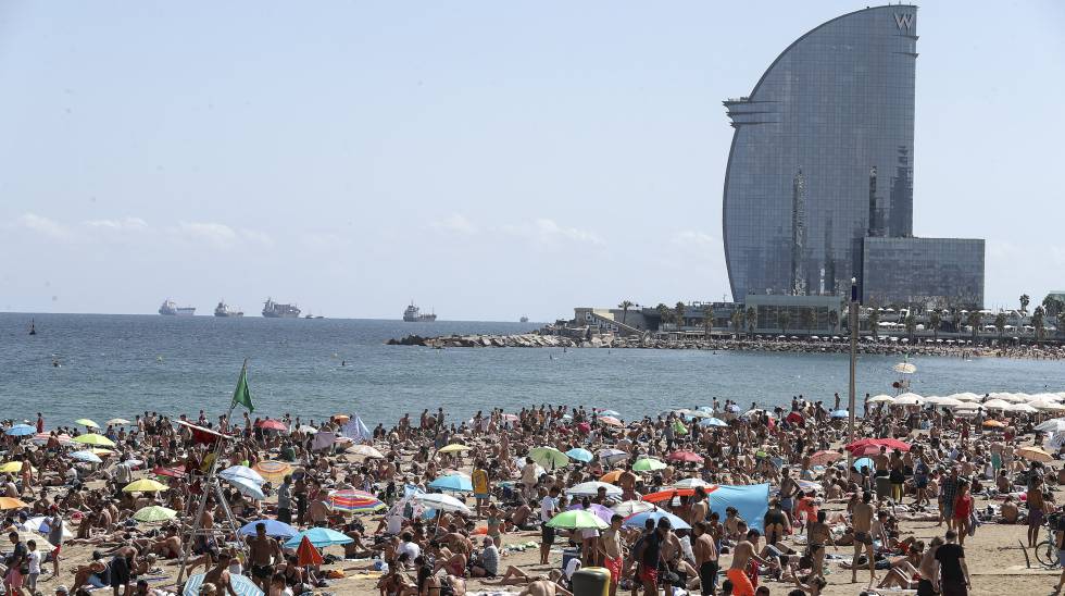 Las playa de la Barceloneta, abarrotada en agosto.