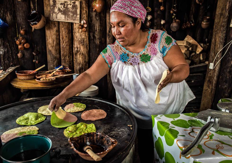 Una mujer cocina tortillas en la Ciudad de México.