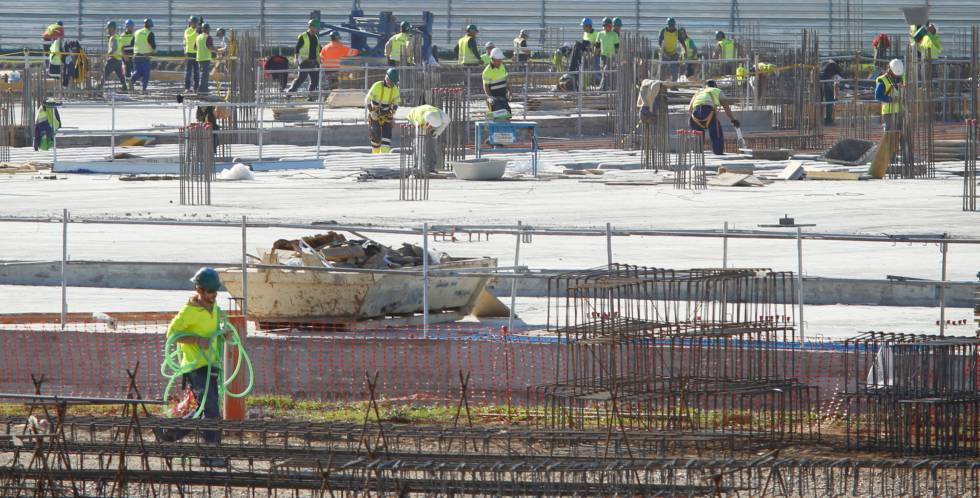 Obreros trabajando, ayer en Sevilla.