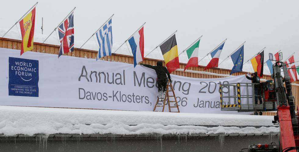 Dos operarios trabajan preparando el centro de congresos de Davos donde se celebrará el Foro Económico Mundial