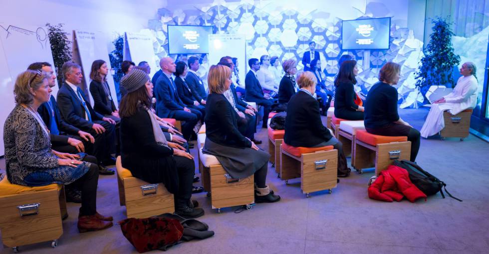 Varias personas participan en una sesión de meditación organizada durante el Foro Económico Mundial de Davos.
