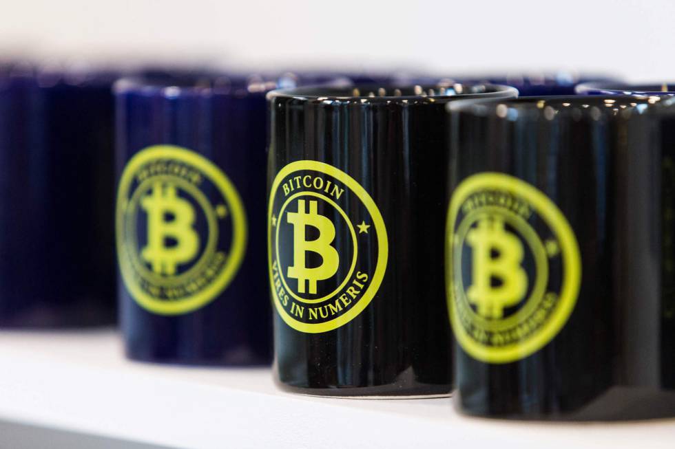 Tazas con el símbolo de bitcoin en París.
