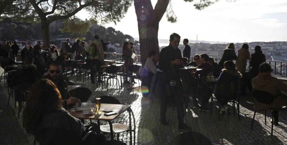 Un camarero atiende una terraza en Lisboa. Desde 2013, Portugal ha reducido en un 50% el paro, que ya está en niveles precrisis