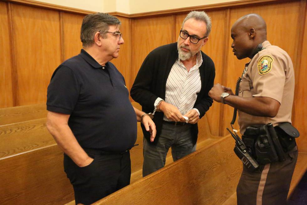 Luis Riu, en el centro de la foto, esposado al ejecutivo de RIU Alejandro Sánchez del Arco, en una corte de Miami.