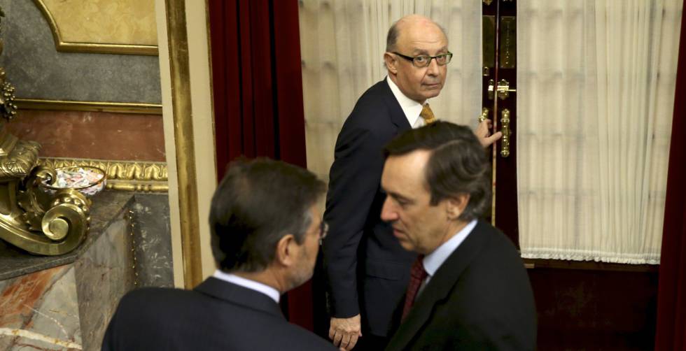 El ministro de Hacienda, Cristóbal Montoro, saliendo del hemiciclo del Congreso
