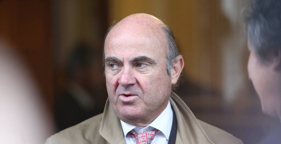 El ministro de Economía, Luis de Guindos, llega al Congresorn 