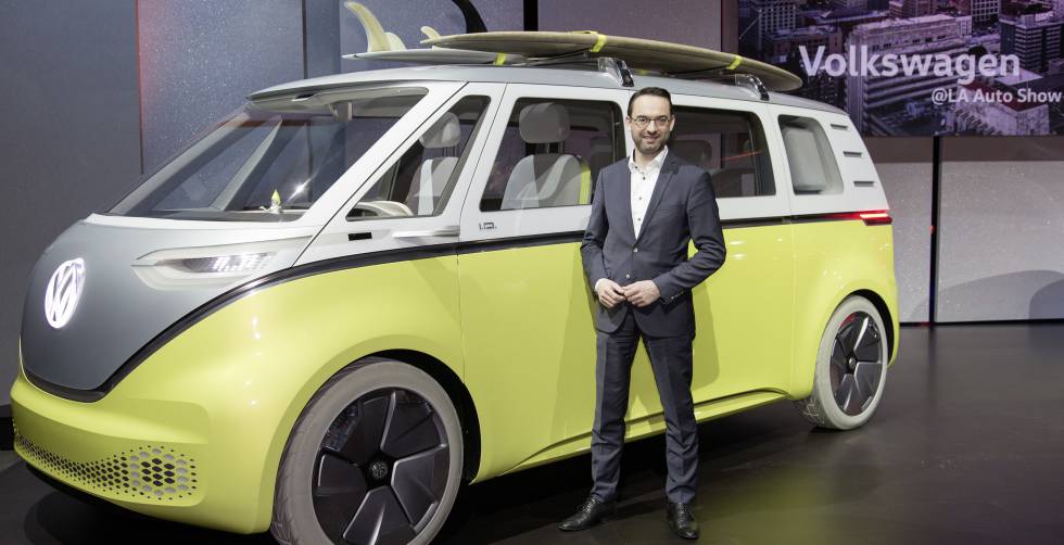 Christian Senger ante el prototipo I.D. Buzz, que llegará al mercado en 2022.