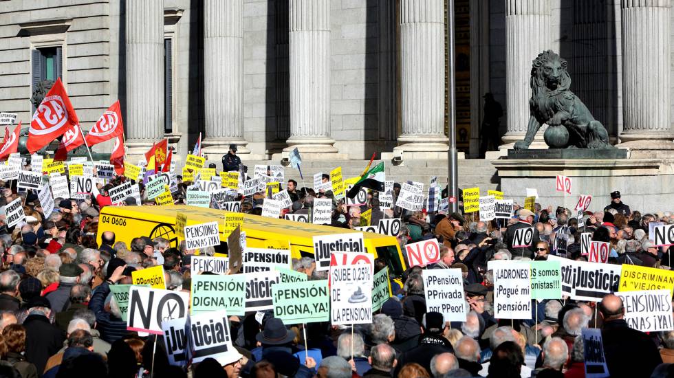 Manifestación de pensionistas frente al Congreso de los Diputados.