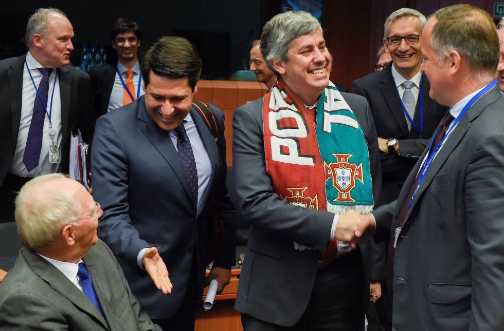 O ministro português de Finanças, Mário Centeno, é congratulado por seus colegas do Eurogrupo depois da vitória lusa na Eurocopa de 2016.