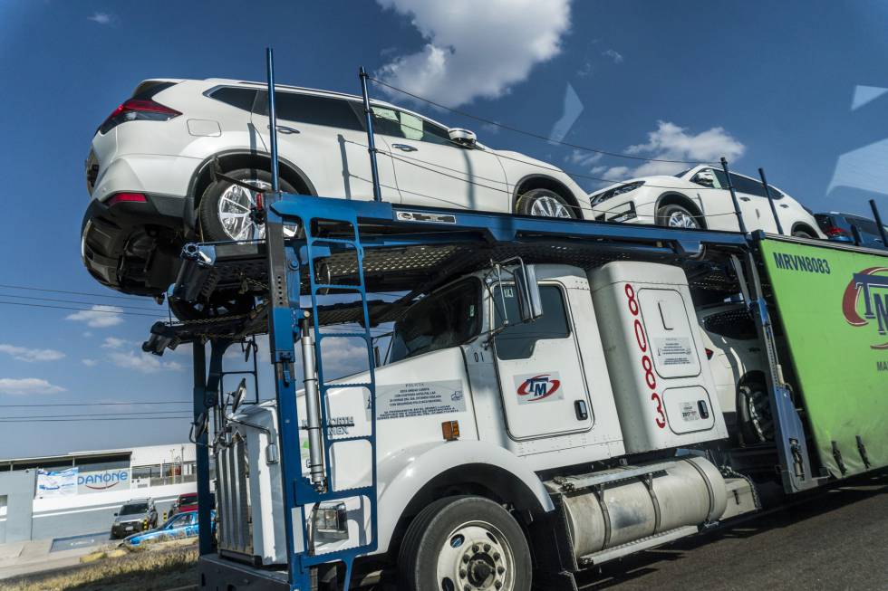 Un trailer transporta vehÃ­culos reciÃ©n ensamblados en la planta de Nissan en Aguascalientes.