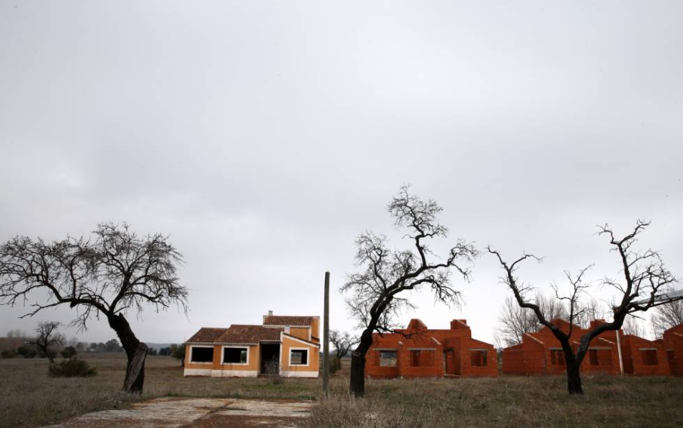 Varias de las viviendas de lo que deberÃa haber sido un complejo de lujo en Villamayor de Calatrava (Ciudad Real).