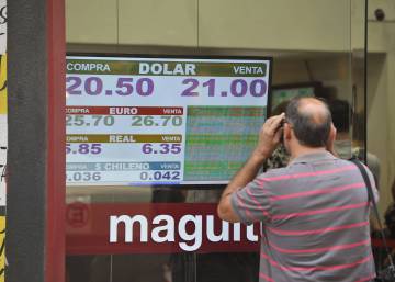 Argentina sube 300 puntos básicos su tasa de interés para contener al dólar