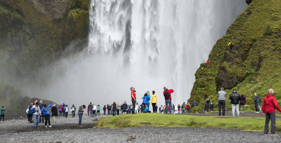 Un grupo de turistas visita la catarata de Skogar, en el sur de Islandia.