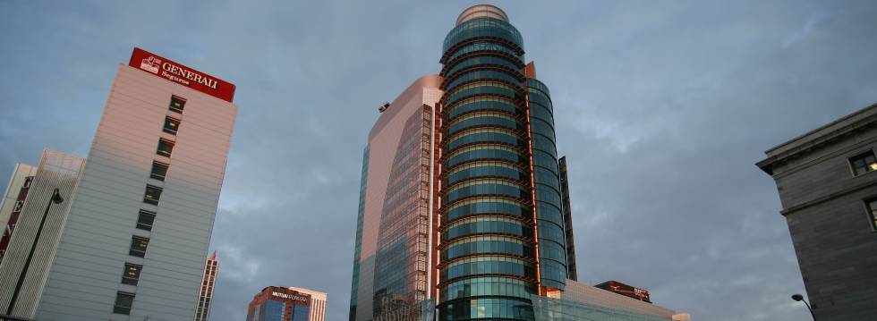 Edificio Torre Azca, propiedad de El Corte InglÃ©s. En los bajos estÃ¡ el centro comercial de Nuevos Ministerios, uno de los 'flagship' de la firma