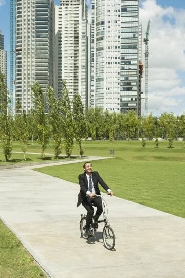 Un ciclista pasea por Buenos Aires.