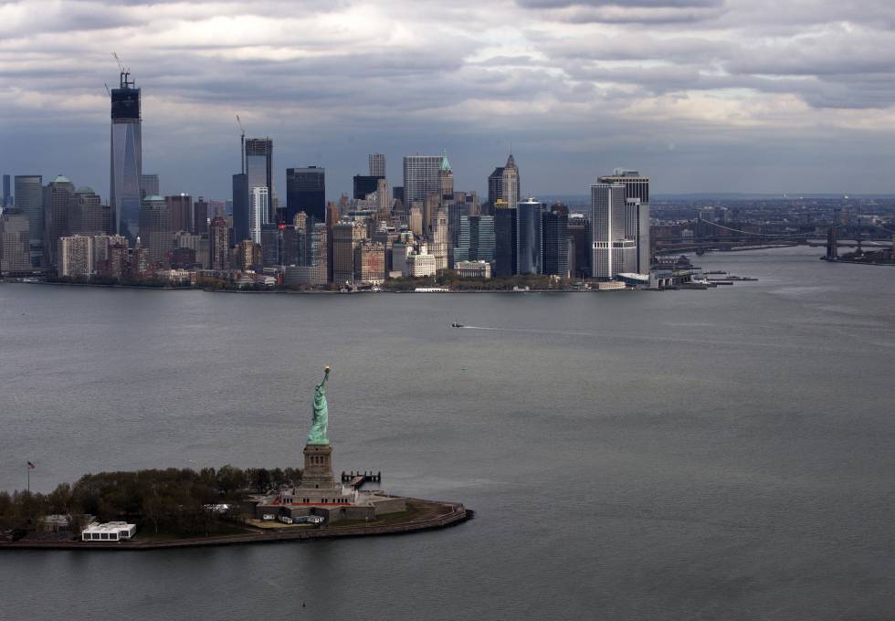 Estatua de la Libertad, con Manhattan al fondo, en 2012, tras el paso del huracÃ¡n Sandy.