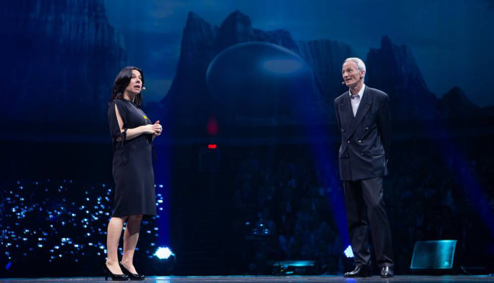 La alcaldesa de Montreal, Valérie Plante, con el presidente de Michelin, Jean-Dominique Senard, en la apertura de Movin'On.