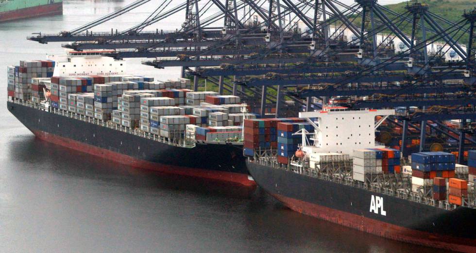 Dos buques cargueros en el puerto de Veracruz (México).