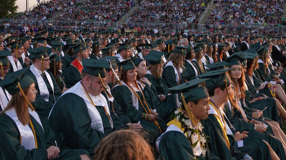 Cerimônia de graduação em uma instituição educacional do Texas.