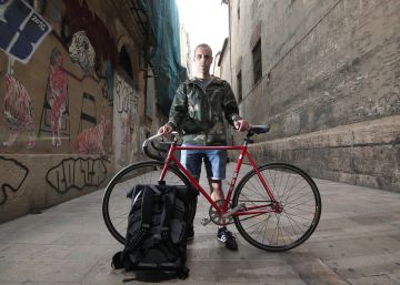 Víctor Sánchez con su bicicleta en una calle de Valencia