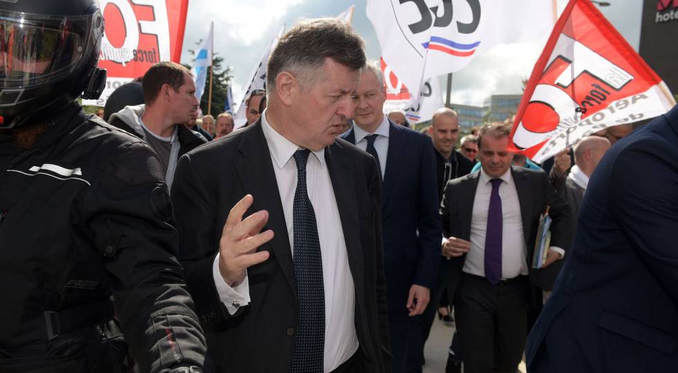 Augustin de Romanet, jefe de Aéroports de Paris, junto al ministro de Economía, Bruno Le Maire, la semana pasada en medio de una protesta sindical
