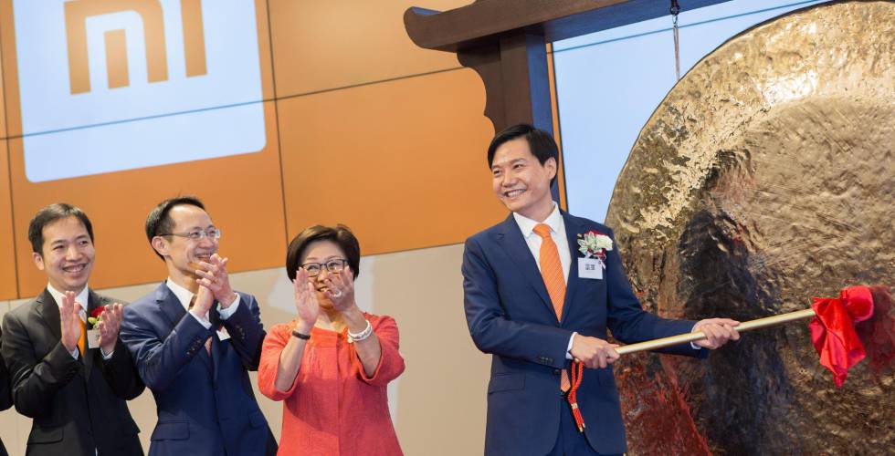 El consejero delegado de Xiaomi, Lei Jun, da comienzo a la sesión bursátil en Hong Kong este lunes.